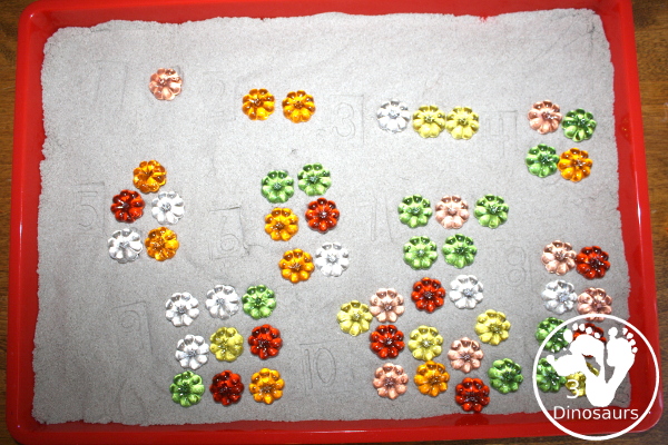 Pumpkin Counting In Sand -
- with kentic sand and pumpkins and stamps to stamp numbers and count pumpkins - 3Dinosaurs.com